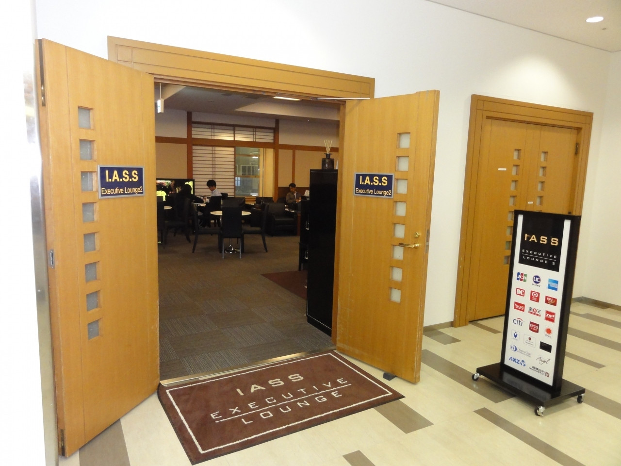 8.のんびりビールをごくごく「IASS Executive Lounge 2」1923944