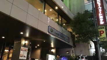 施設の正面 (日没後) / 2