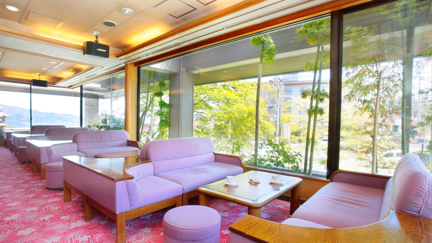 ラウンジ「秋桜」