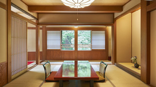 10畳和室渓流側