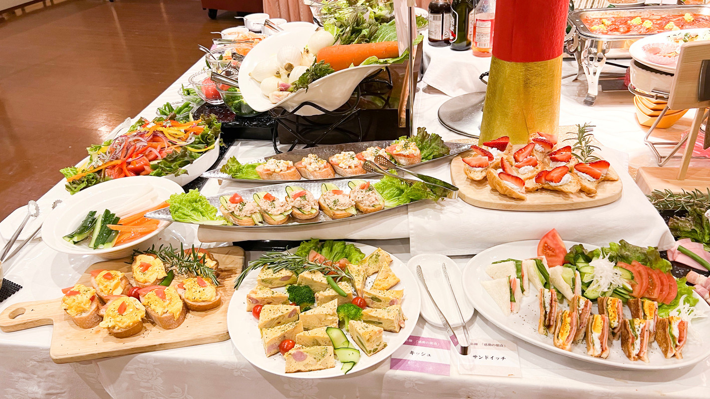 サンドイッチやキッシュも手作りの朝食