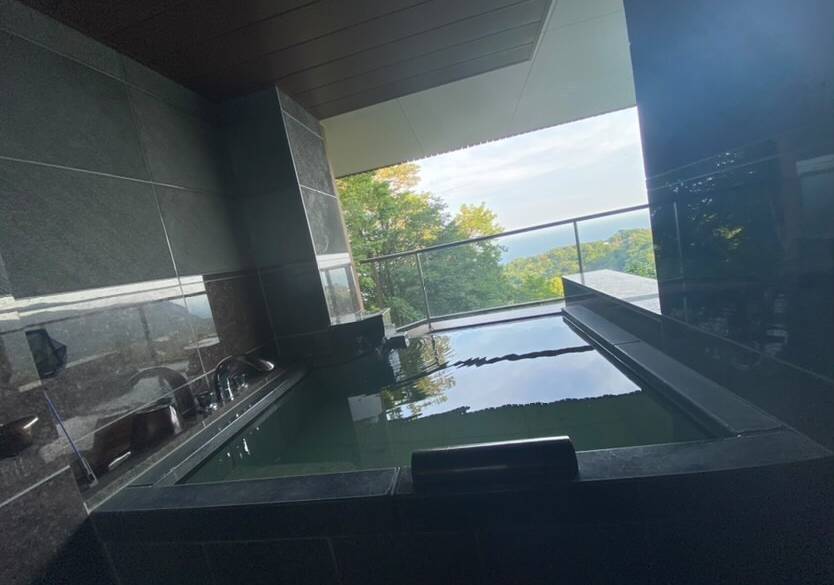 温泉付きのお部屋で
贅沢な気分に / 4