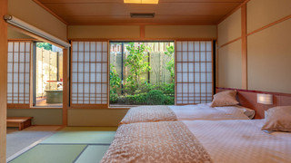 [2階和室] 源泉掛流し露天風呂+半露天風呂+個別庭園