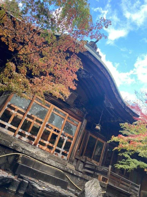 「桃山風呂」の外にある「庭園露天風呂」。立派な木造建築を眺めながら、広い露天風呂に入る時間はとても贅沢です。 / 2