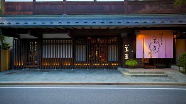 施設の正面 (日没後) / 2