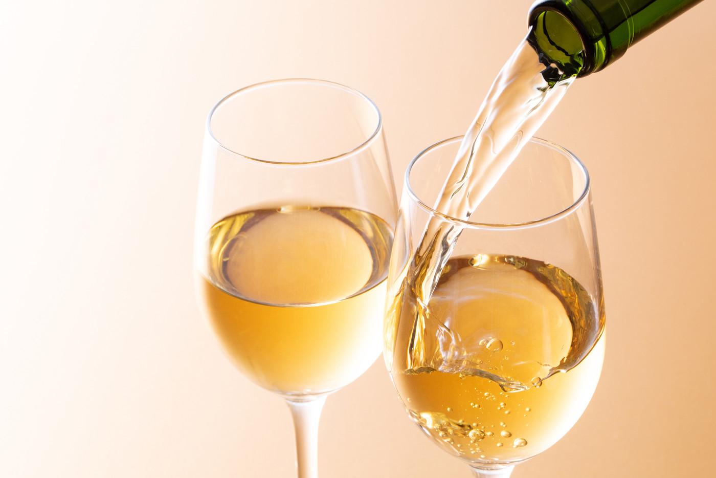 白ワインを注ぐ