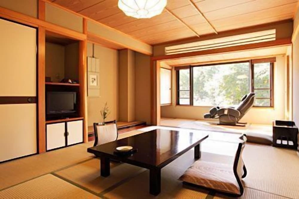 客室内のダイニングエリア