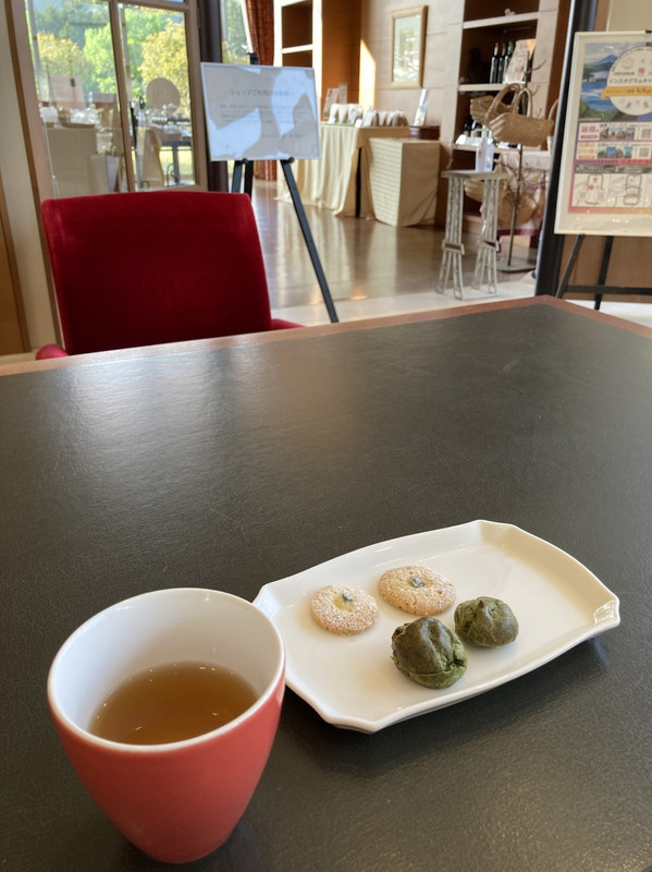 チェックイン時のお茶とお菓子。
