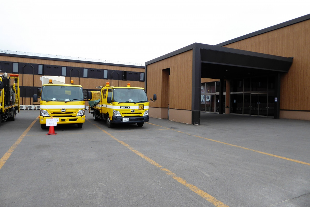 一部工事中　工事用の車は玄関前でなく一番遠くにとめるべきだろ