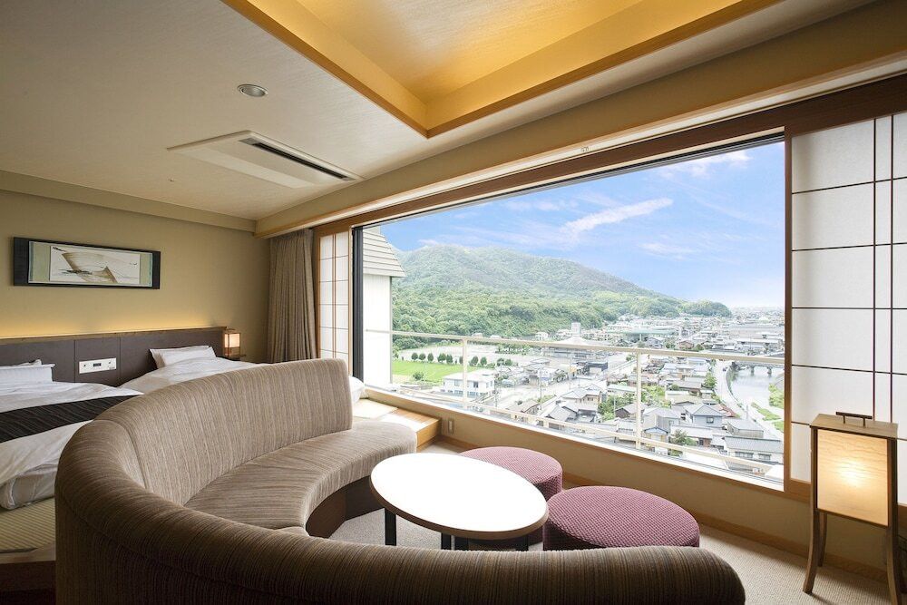 夏はプールも楽しめる！眺望の良い客室に豪華な食事が自慢のお宿4755007