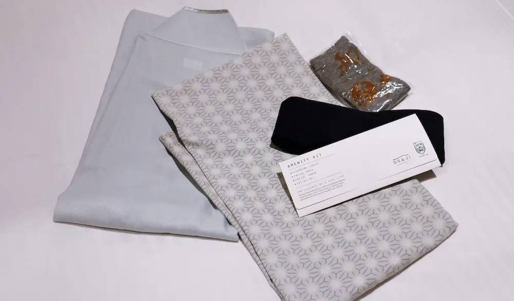 パジャマとして用意されているのは2種類。館内で着られる浴衣と、お部屋でのリラックス用のナイティです。靴下もセットで置かれています◎