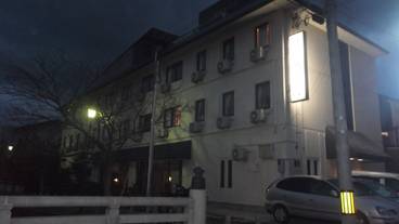 施設の正面 (日没後) / 1