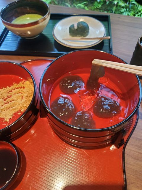 京福嵐山駅から徒歩約3分、1908年創業の和菓子屋「老松」。店舗奥の「茶房 玄以庵」で、抹茶や生菓子などをいただける。稀少な国産の本わらび粉を使用した作りたての「本わらび餅」が人気 / 1