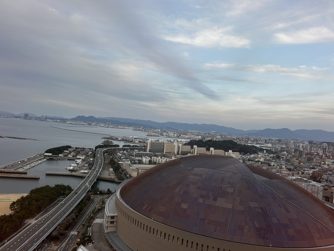 隣はPayPayドーム