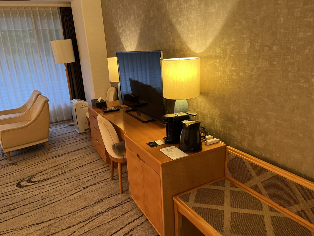 ベッドの反対側です。机とテレビ等です。