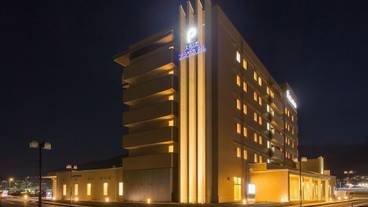 施設の正面 (日没後) / 2