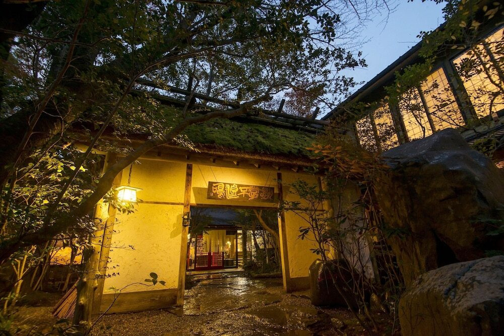 施設の正面 (日没後)