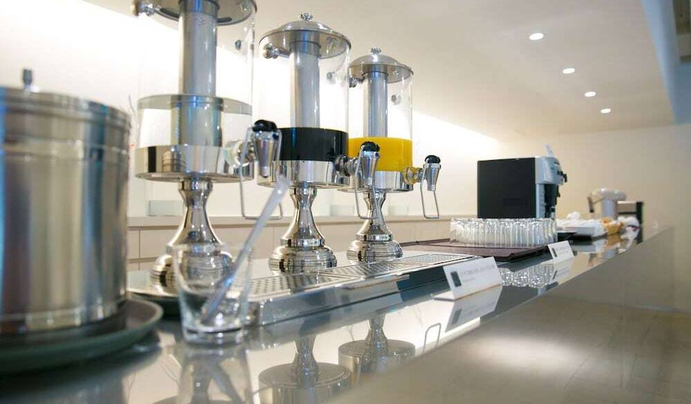 ラウンジのドリンクサービス / 2