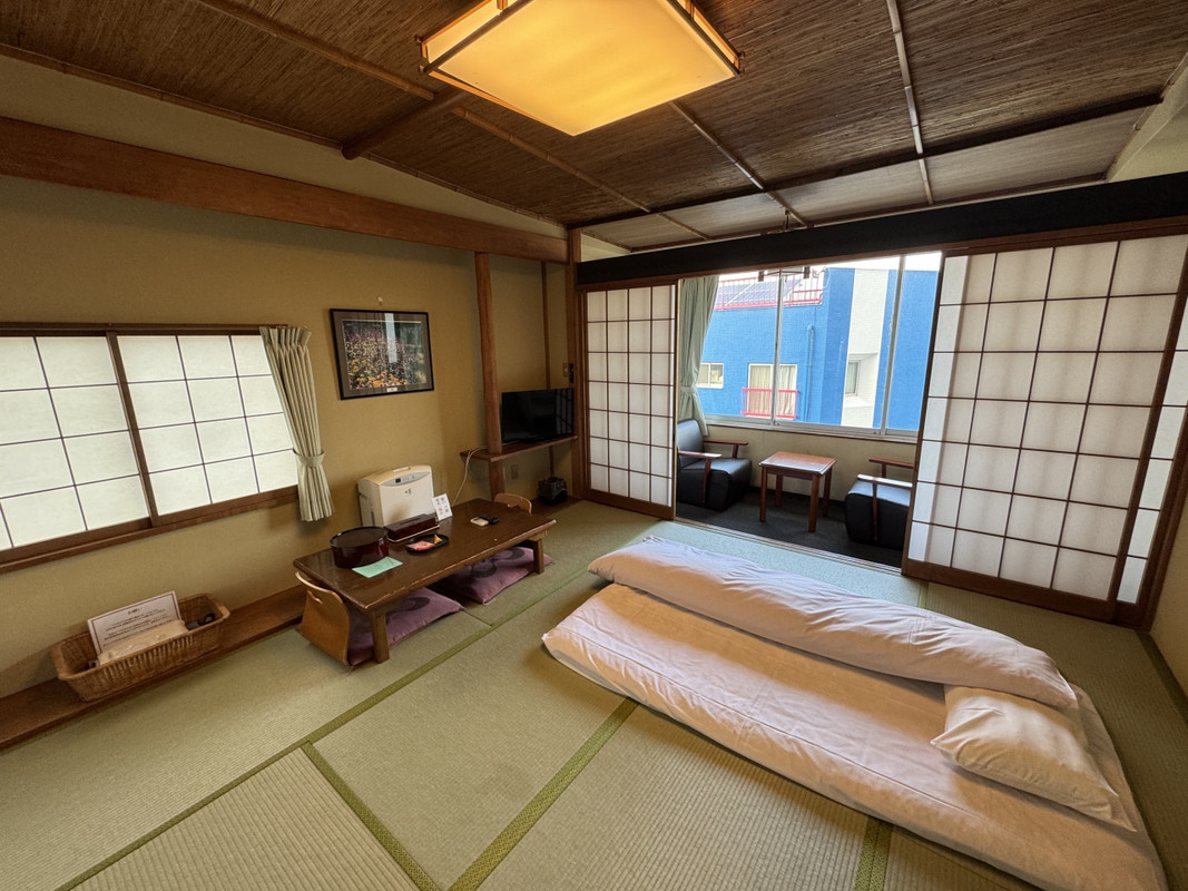 部屋の様子。古いですが清潔です。