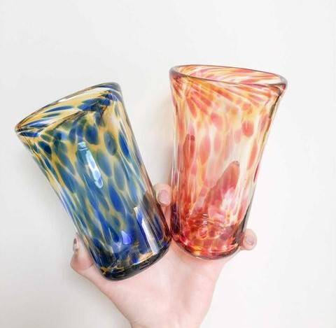 ガラス吹き体験で
思い出の品を制作 / 1