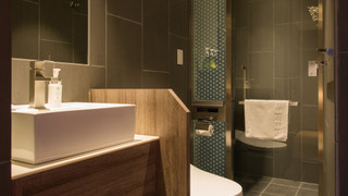 ダブルまたはツインルーム キングベッド 1 台 (外向きの窓なし)