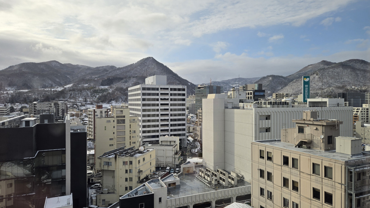 三角の山が旭山です