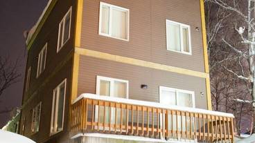 施設の正面 (日没後) / 3