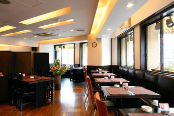 「黒船亭」内観 758455 大きな窓の店内は気持ちの良い明るさ
