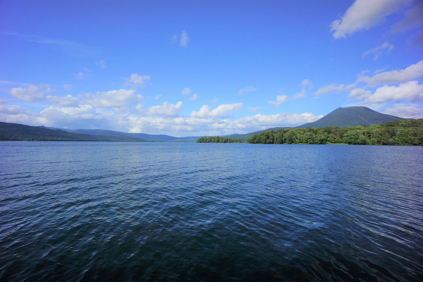 阿寒湖の湖面と雄阿寒岳