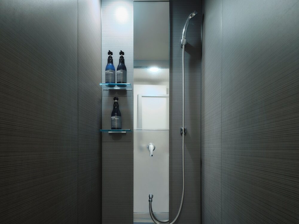 バスルームのシャワー