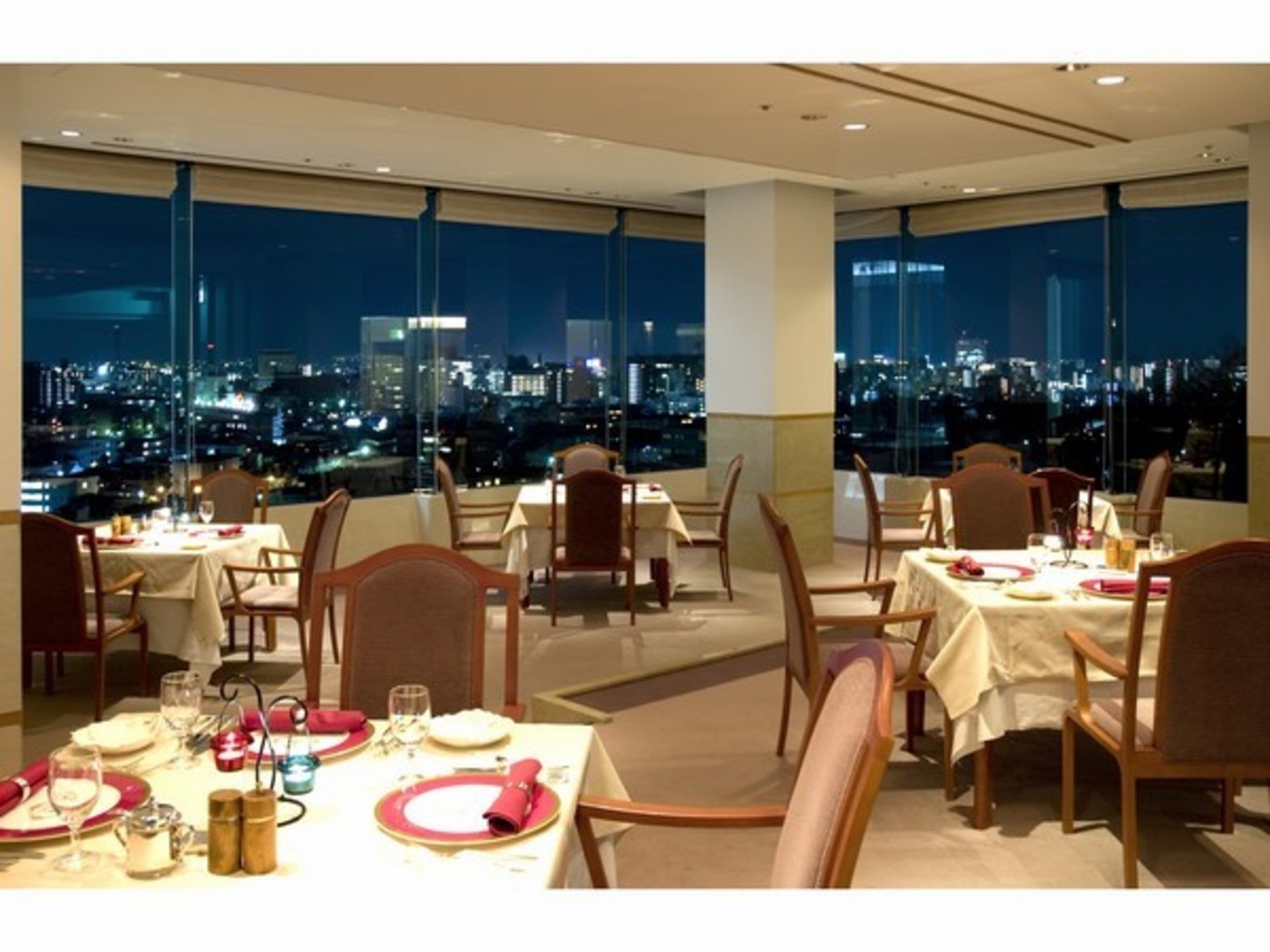 レストランで夜景を眺めながら優雅なディナーを3656931