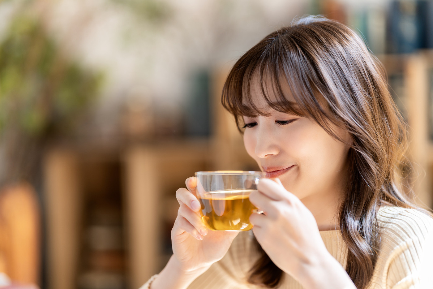 シックなリビングで紅茶を飲む女性