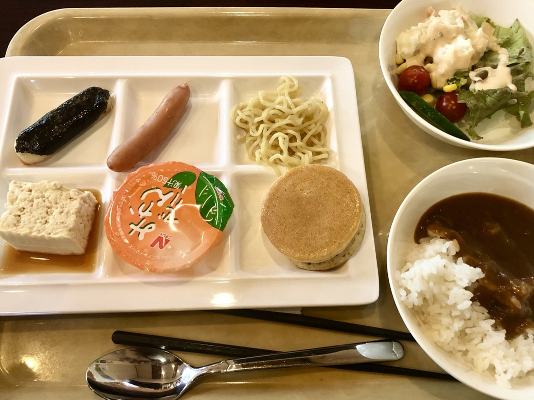 提携のスパの食事処での朝食。バイキングで種類少なめでした