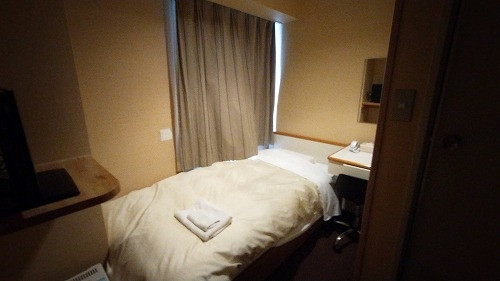 シングルルームのベッド狭いです