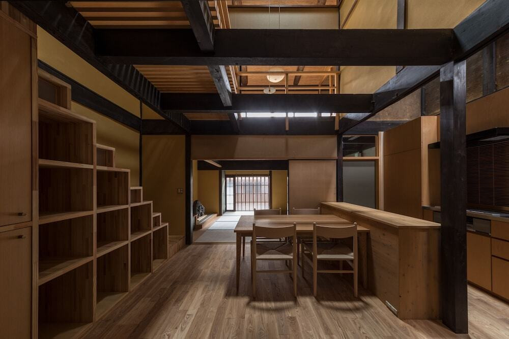 客室内のダイニングエリア