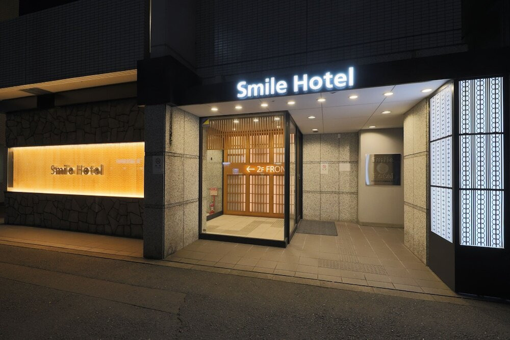 施設の正面 (日没後)
