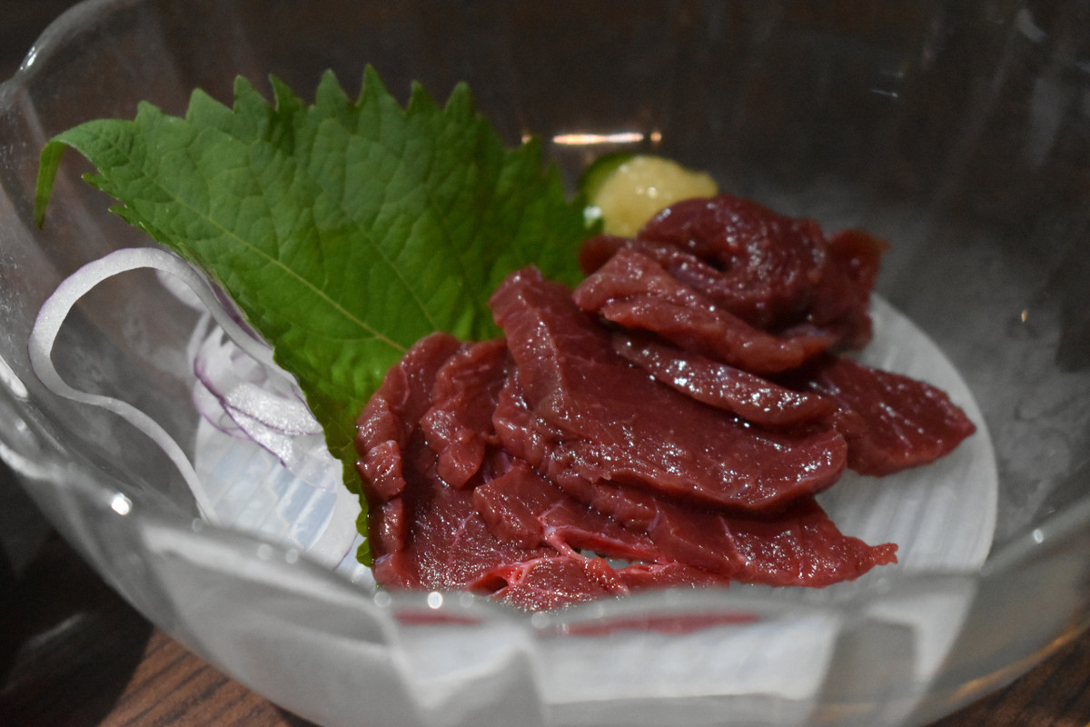 夕食　馬刺しです