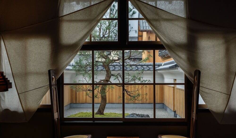 「麹屋」から見える中庭 / 2