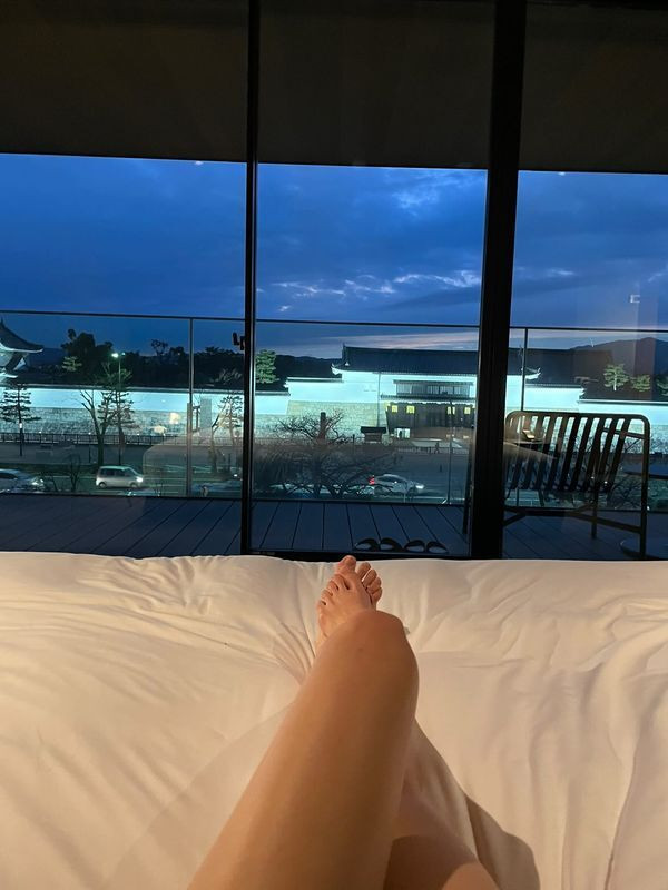 「スイート ソラ」のベッドルームから望む「二条城」。ライトアップされて幻想的 / 4