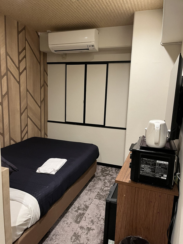 カーテン窓を開けると、隣りのビル。