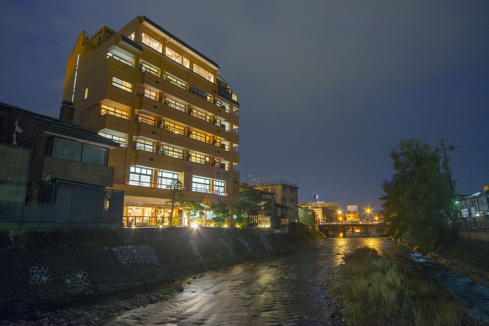 施設の正面 (日没後)