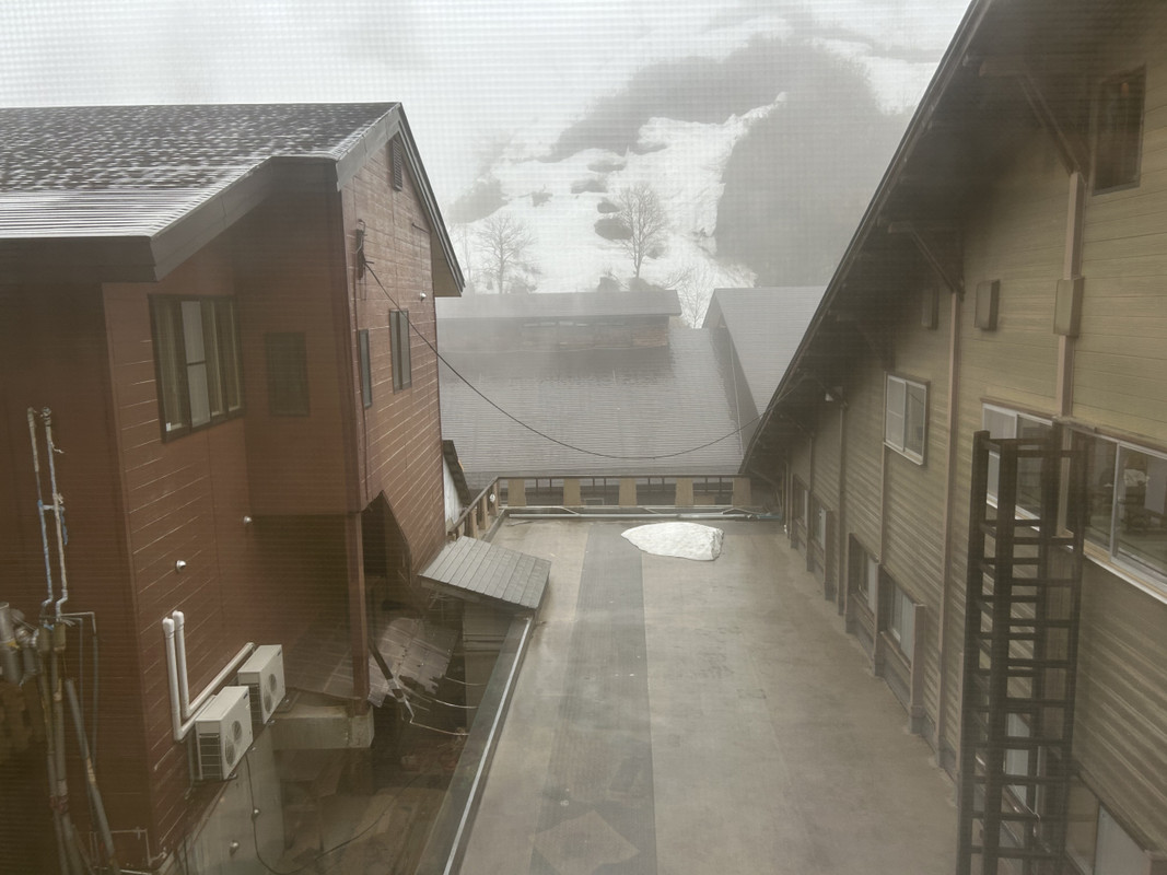 4月ですが雪が積もってました