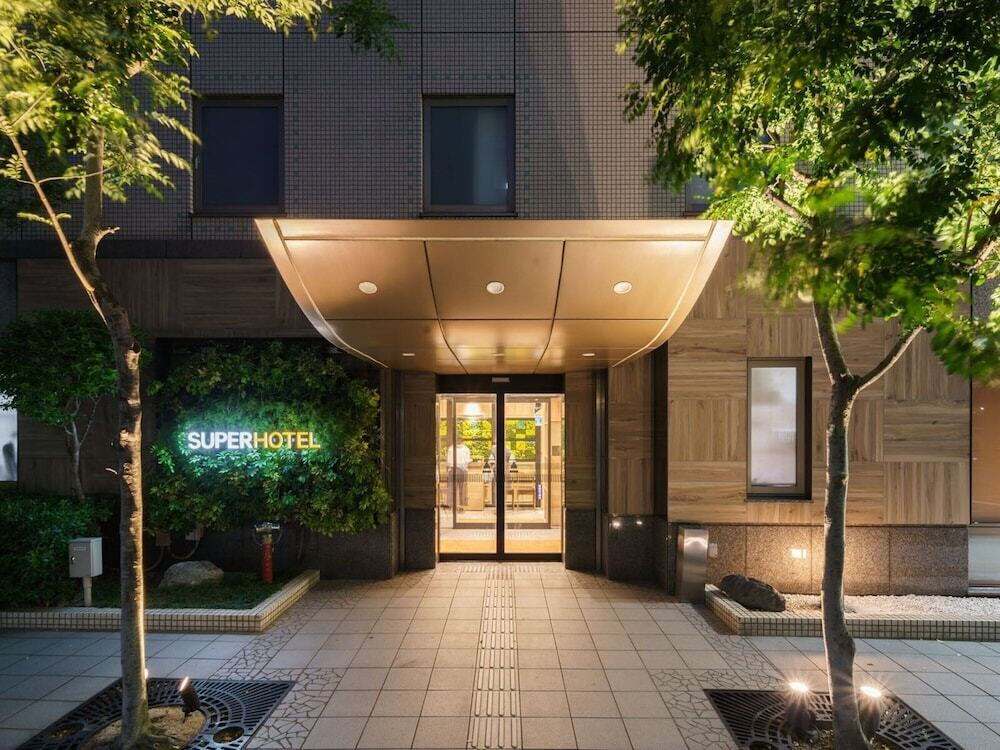 施設の正面 (日没後)