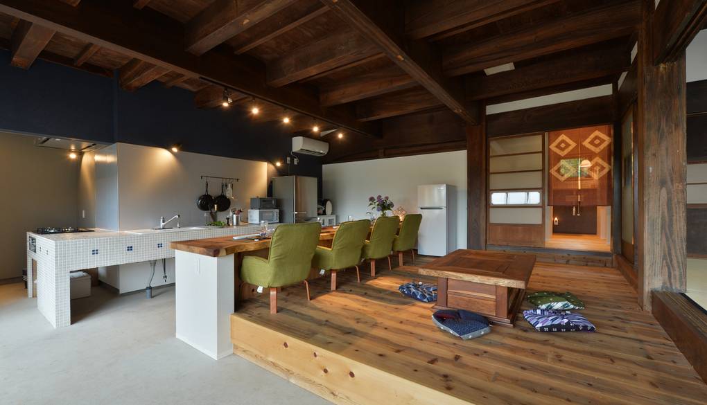 「萱」 キッチンに続く食事処 / 3