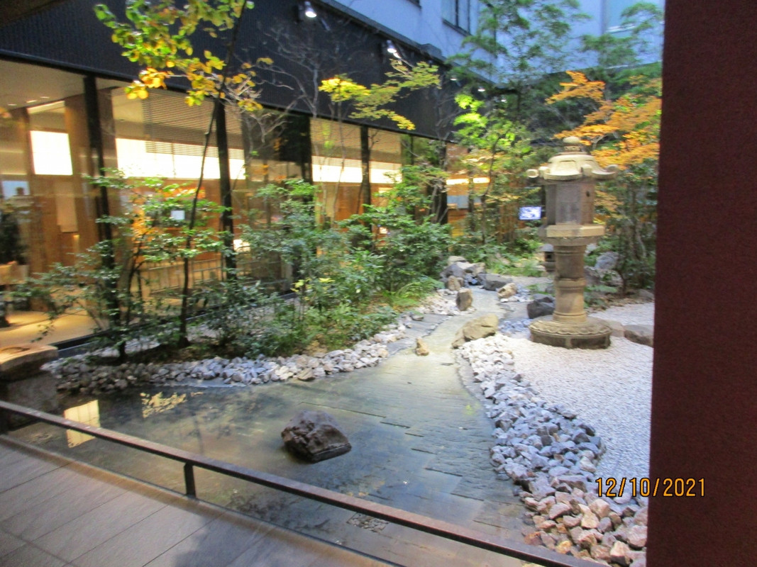 ホテルエントランスの洒落た川と庭