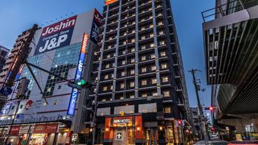 施設の正面 (日没後) / 1