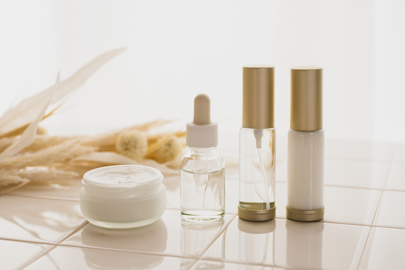 ナチュラルなスキンケア　基礎化粧品のイメージ素材