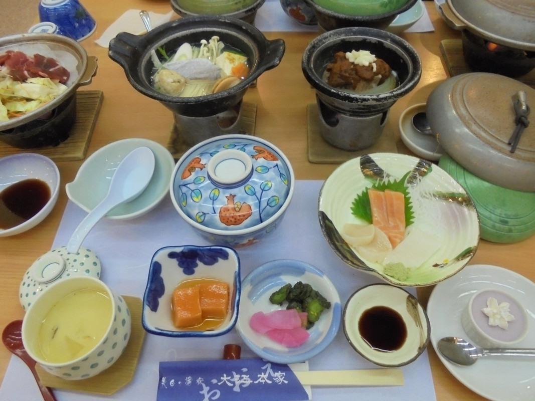 会席料理の夕食　鍋が三種類あるのが珍しい