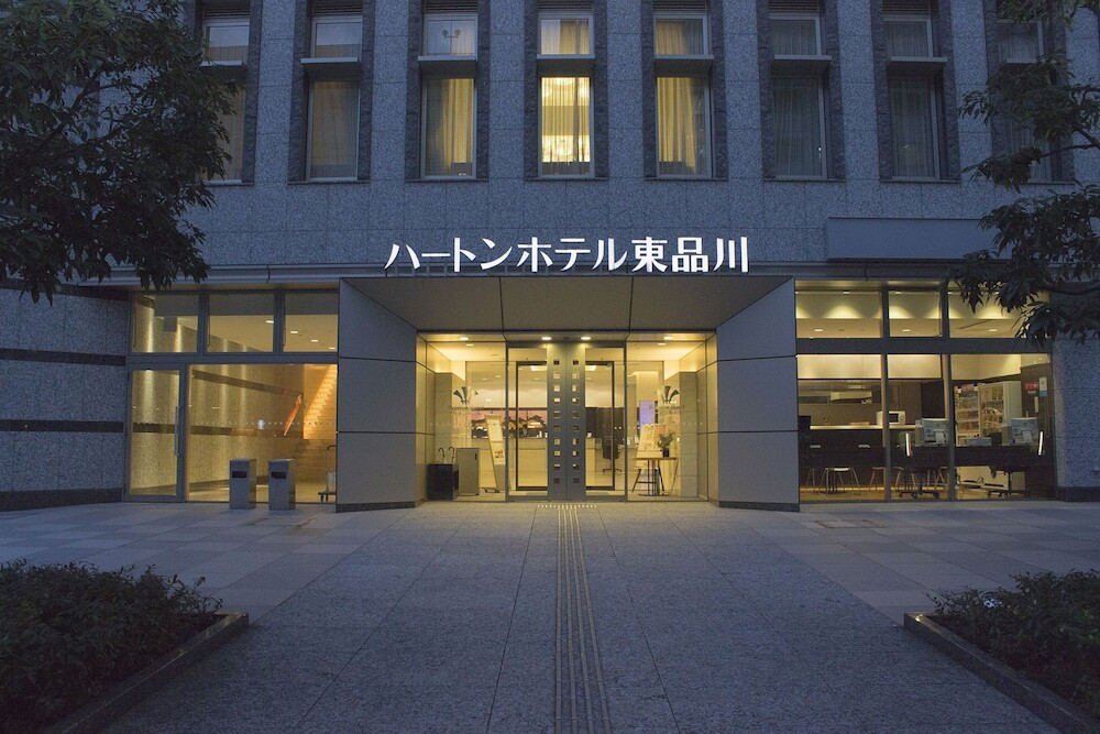 施設の正面 (日没後)