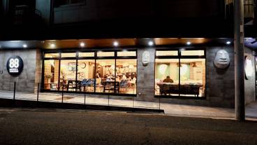 施設の正面 (日没後) / 3